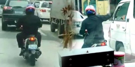 Pemotor ini nekat buka jalan bagi ambulance yang terjebak kemacetan