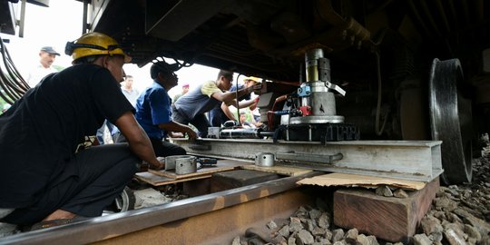 KRL anjlok di St Manggarai, perjalanan kereta harus antre 1-2 jam
