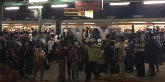 Dampak kereta anjlok, penumpang menumpuk parah di sejumlah stasiun