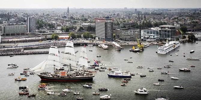 Kemeriahan parade kapal layar di Festival Sail Amsterdam 2015