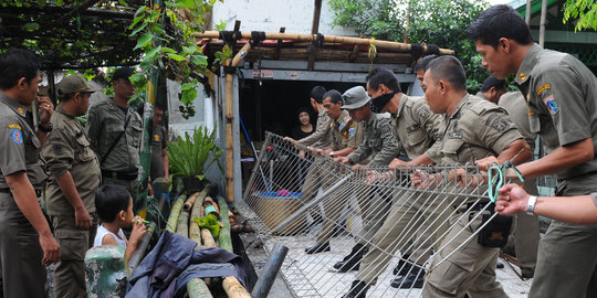 Tolak digusur, warga Kampung Pulo bentrok dengan Satpol PP