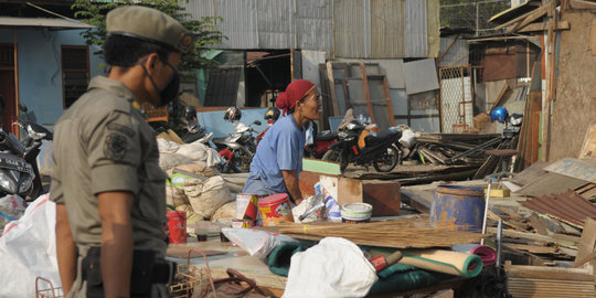 Bawa bambu dan petasan, warga Kampung Pulo terus gempur Satpol PP