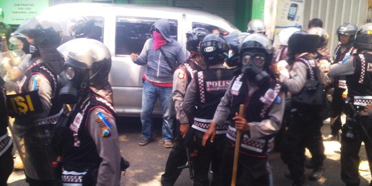 Ricuh Kampung Pulo sengit, Satpol PP mundur diganti polisi bertameng