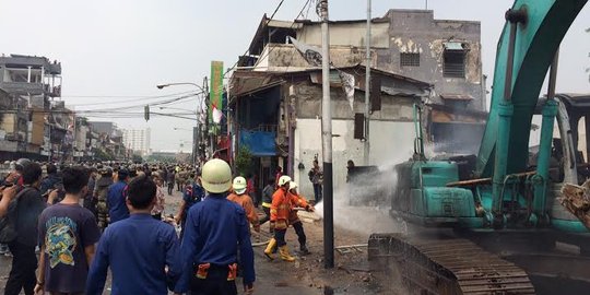 Jalan Jatinegara jadi 'medan perang' warga Kampung Pulo vs Satpol PP