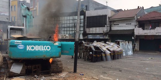 Bentrok dengan Satpol PP, warga Kampung Pulo bakar alat berat