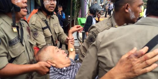 Bentrok Kampung Pulo, beberapa orang terluka dibawa ke ambulans