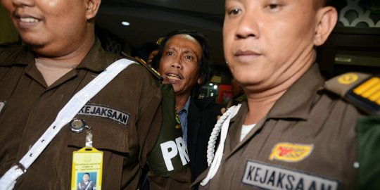 Jalani sidang perdana, Mandra minta kasusnya dibongkar sampai akar