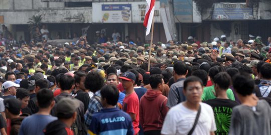 Tolak penggusuran, ratusan warga Kampung Pulo hadang Satpol PP