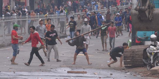 Polisi olah TKP di lokasi bentrok Kampung Pulo