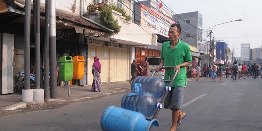 Warga Kampung Pulo bentrok, puluhan toko di Jatinegara barat tutup