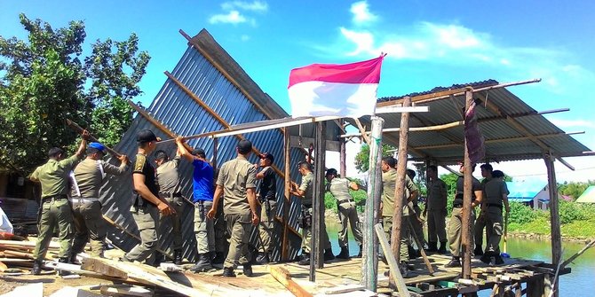 Satpol PP bongkar puluhan bangunan di bantaran Sungai Alue Naga