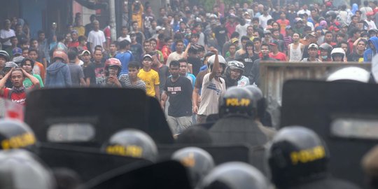 Amukan ratusan warga Kampung Pulo lawan Satpol PP dan polisi