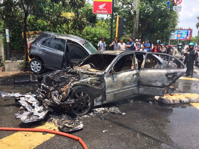 mercy hantam nissan march di depan konjen china