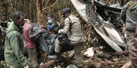 Keluarga histeris saat polisi umumkan nama jenazah korban Trigana