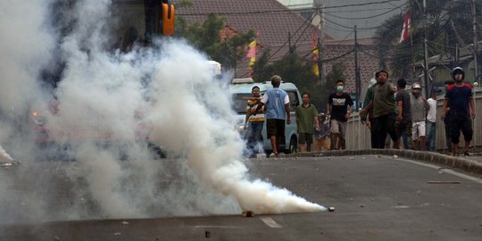Bentrok di Kampung Pulo reda, banyak warga terkena gas air mata