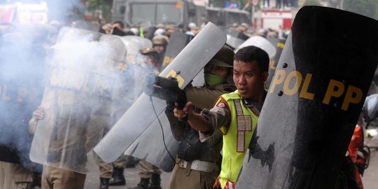 Bentrokan di Kampung Pulo, 9 petugas keamanan luka di bibir & kepala