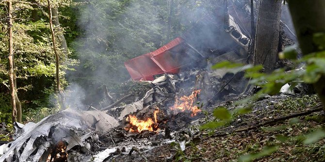 Dua pesawat penerjun payung bertabrakan dan jatuh terbakar di hutan