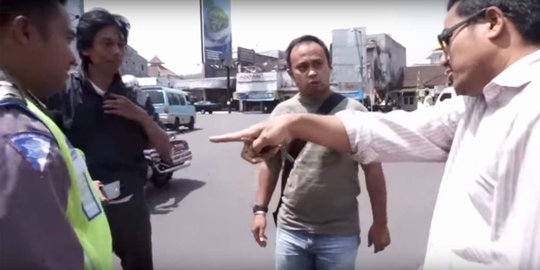 Ini video pengendara mobil berani debat lawan polisi soal moge