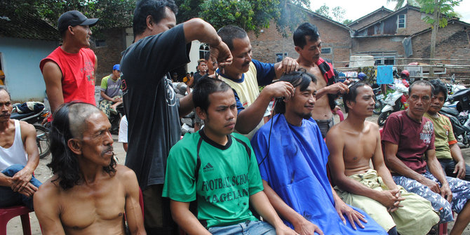 Gugatan Sahaja dikabulkan, puluhan warga Mataram gunduli kepala
