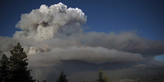 Dahsyatnya asap kebakaran hutan di AS mirip erupsi gunung berapi