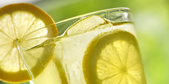 Minum air hangat dengan lemon di pagi hari bisa merusak gigi