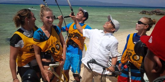 Tabuhan, pulau cantik di Banyuwangi ini jadi surga para kiteboarder