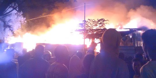 Bedeng-bedeng di Duren Sawit terbakar, 13 mobil damkar diterjunkan