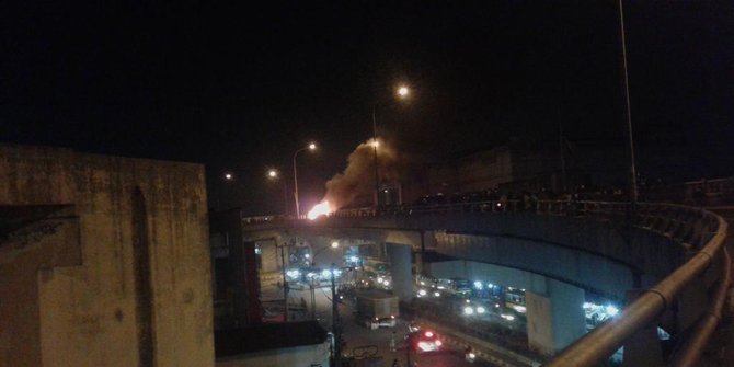  Malam  dinihari mobil  terbakar di Flyover Ciputat 