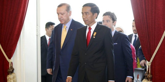 Jokowi ingin hapus aturan tenaga kerja asing wajib Bahasa Indonesia