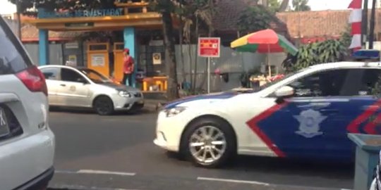 Mobil patwal polisi di Bandung kawal iringan pengantin lawan arah