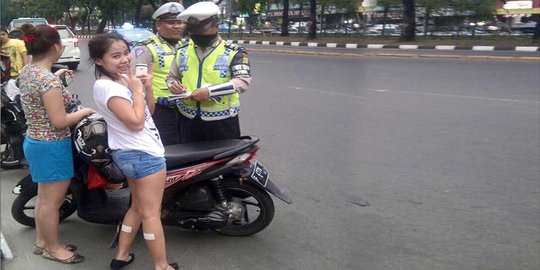 Cewek berbaju seksi ditilang polisi, malah senyum-senyum