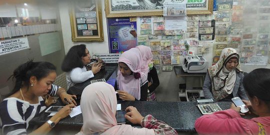 Rupiah tembus Rp 14.000, warga serbu money changer