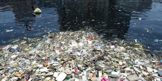 Hasil gambar untuk laut yang penuh dengan sampah plastik