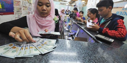 Rupiah tak ada harganya, money changer pilih tahan dolar