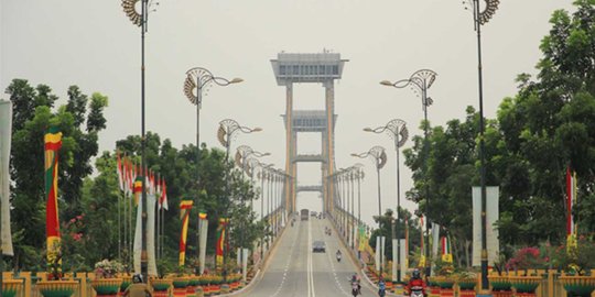 Pesona kemegahan Jembatan Siak membentang di atas 'Sungai Pejantan'