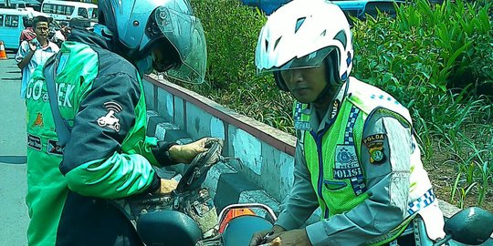 Ketahuan lawan arus, driver GO-JEK ditilang polisi