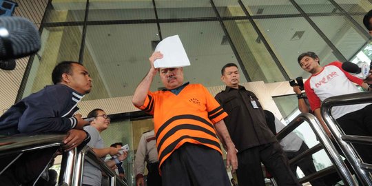 Usai tandatangani berkas perkara, panitera PTUN Medan tutupi wajah