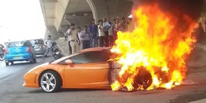 Miris Lamborghini  ini  terbakar  seusai di servis merdeka com