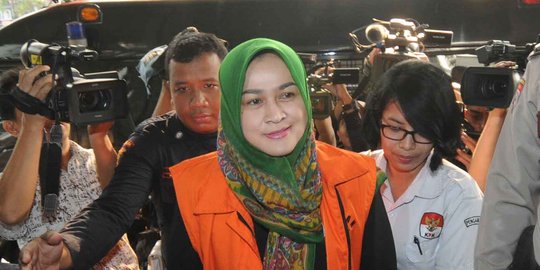 Datangi KPK, istri muda Gubernur Sumut umbar senyum
