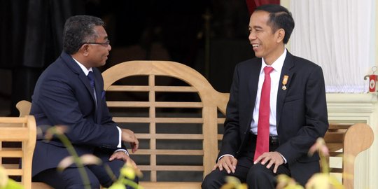 Akrabnya Jokowi dan PM Timor Leste ngobrol santai di teras Istana