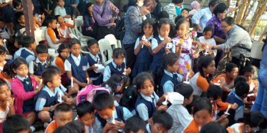 Kenang 100 hari Angeline, ratusan siswa SDN 12 Sanur tabur bunga