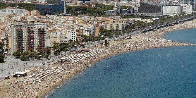 Musim panas, ribuan pengunjung padati pantai di Barcelona