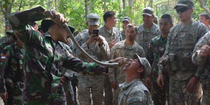 Di tengah hutan, Kostrad ajari tentara AS kuliti & minum darah kobra