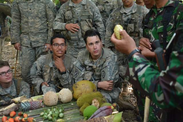 tentara as minum darah ular