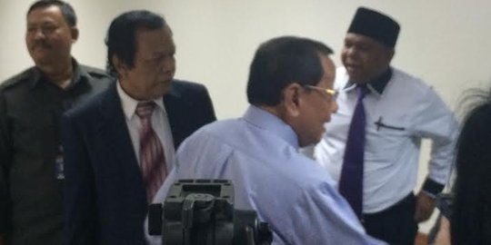 Sidang molor, kubu OC Kaligis teriak-teriak desak masuk ruang sidang