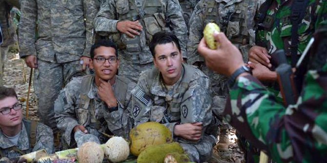Tentara AS bengong lihat prajurit Kostrad makan mengkudu