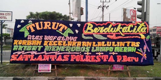 Karangan bunga bagi pengendara nakal hiasi persimpangan di Pekanbaru