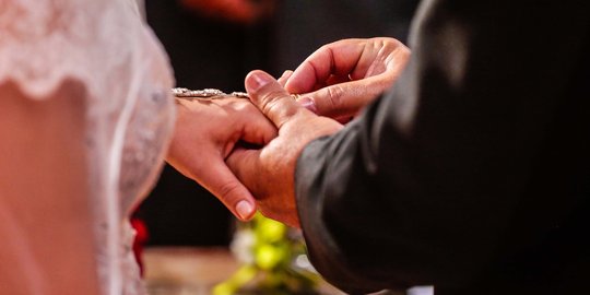 DPR diminta revisi undang-undang batas usia nikah