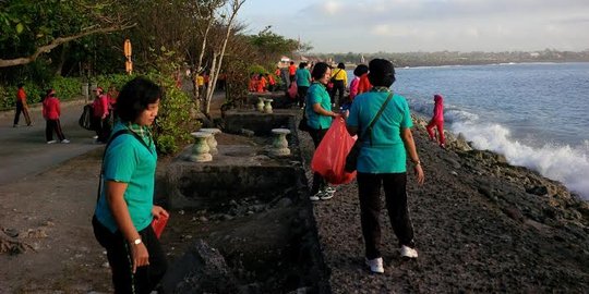 Rayakan HUT ke-67, Polwan di Bali pungut sampah di pantai