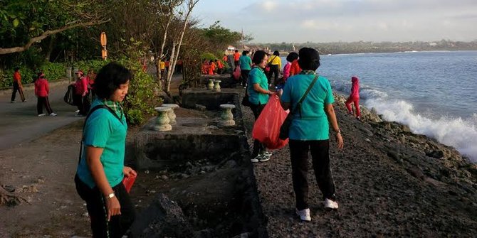 Rayakan HUT ke 67 Polwan  di Bali pungut sampah di pantai 